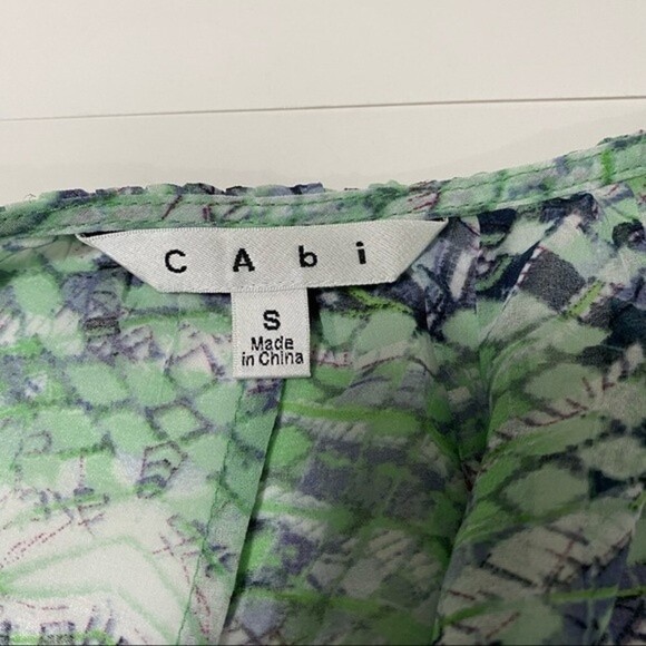 Cabi Sheer Green Printed Blouse Snakeskin Print Floaty Style #746 Small Romantic - Picture 5 of 8